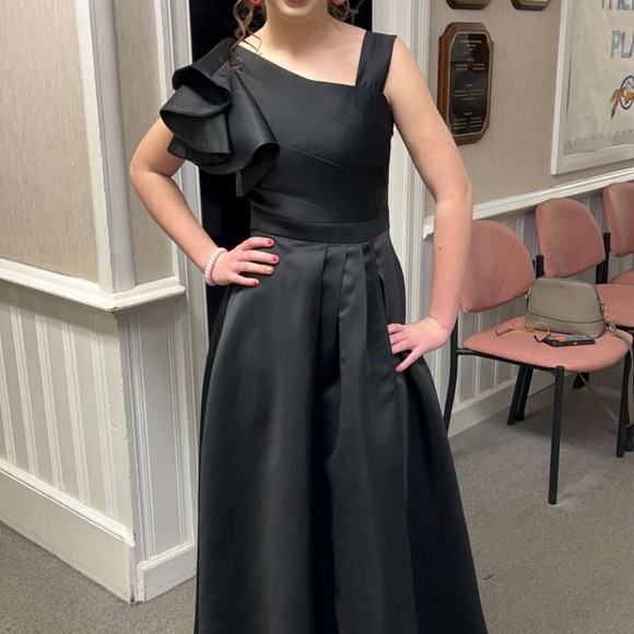 Black prom dress. Size small but fitted to a size 2. - Picture 4 of 5